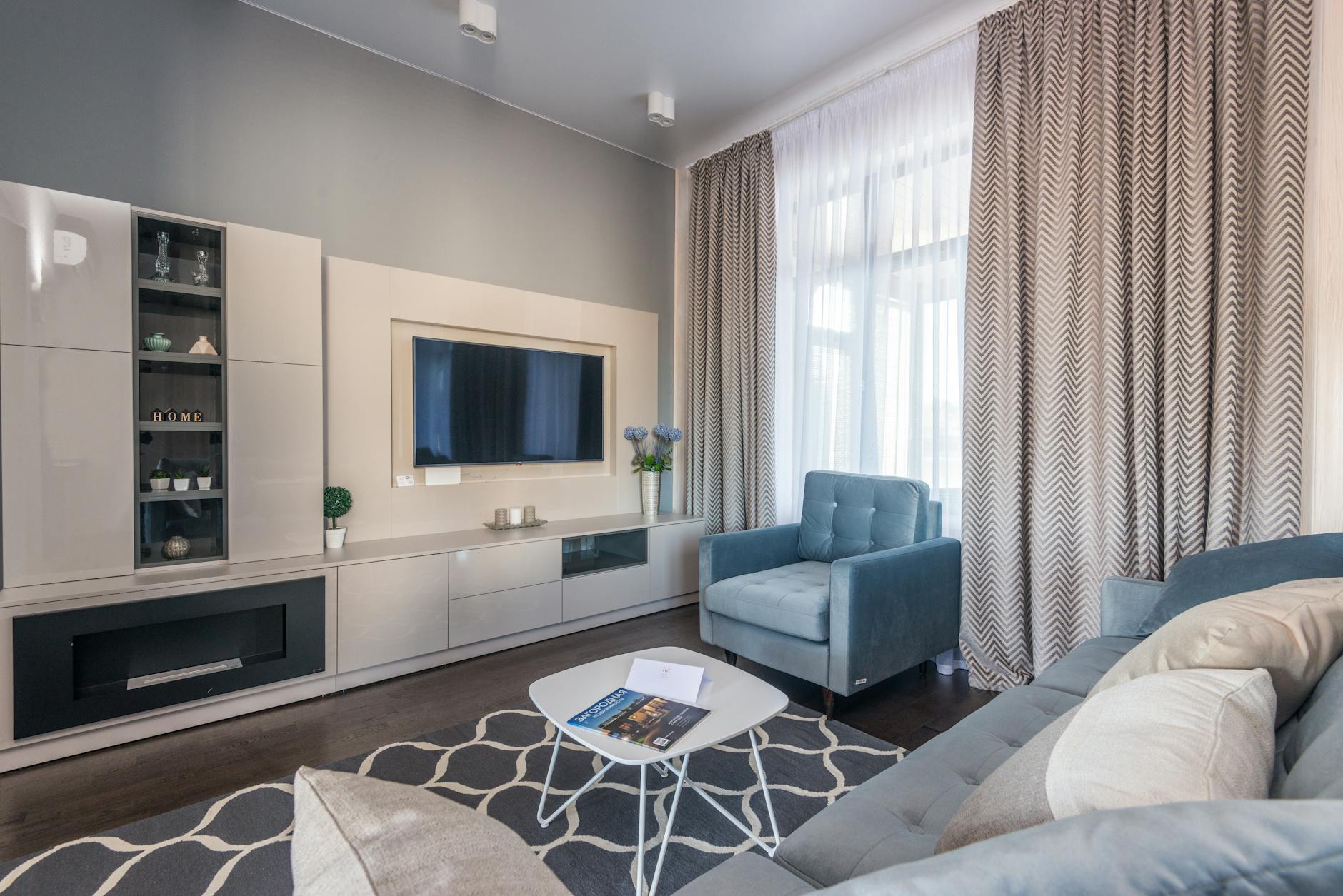 Nowoczesny, przytulny salon z eleganckimi meblami sprzyjający relaksowi