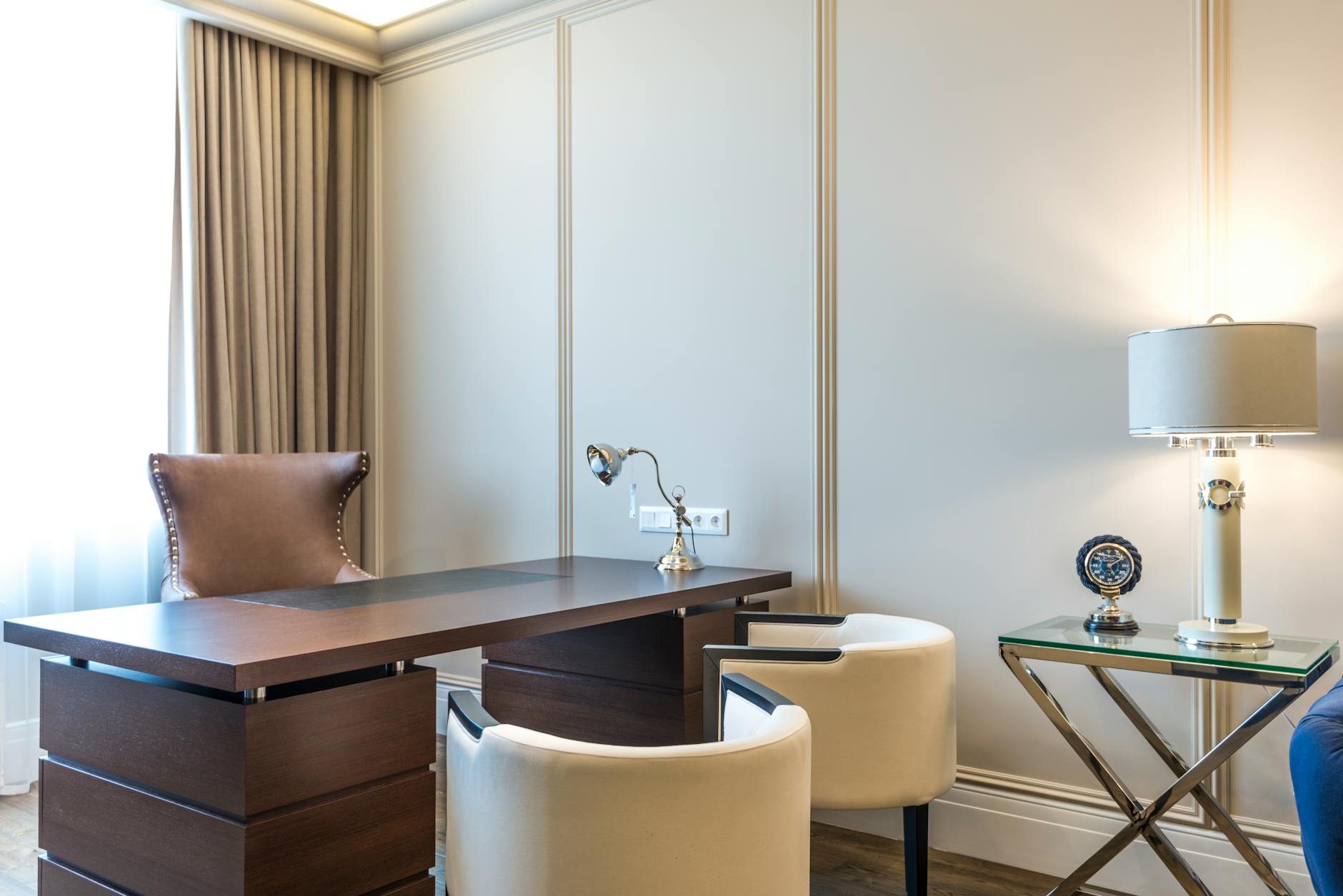 Nowoczesne domowe biuro z minimalistycznymi meblami i dekoracjami