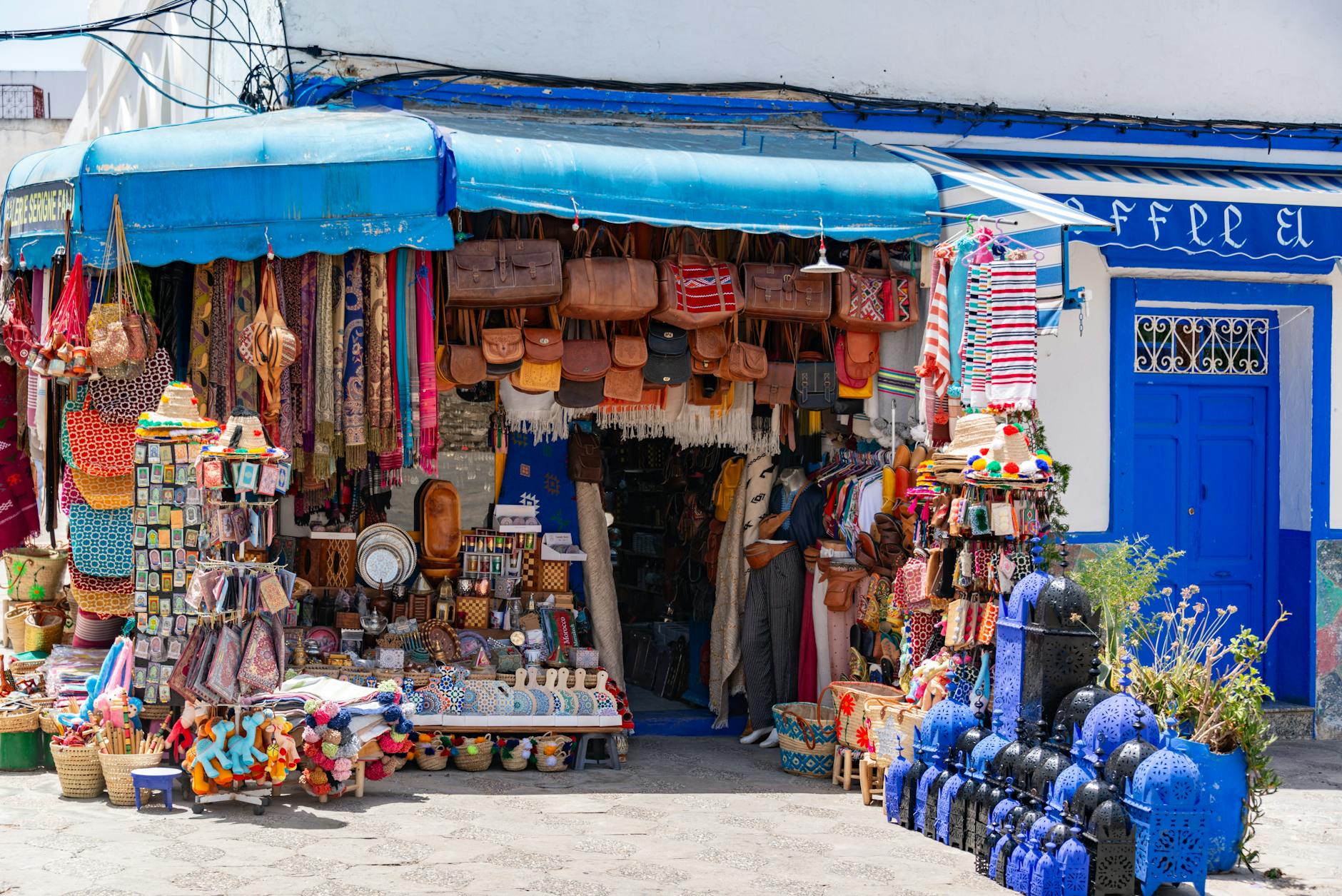 Stragan z rękodziełem na gwarnym tunezyjskim targu poza kurortami