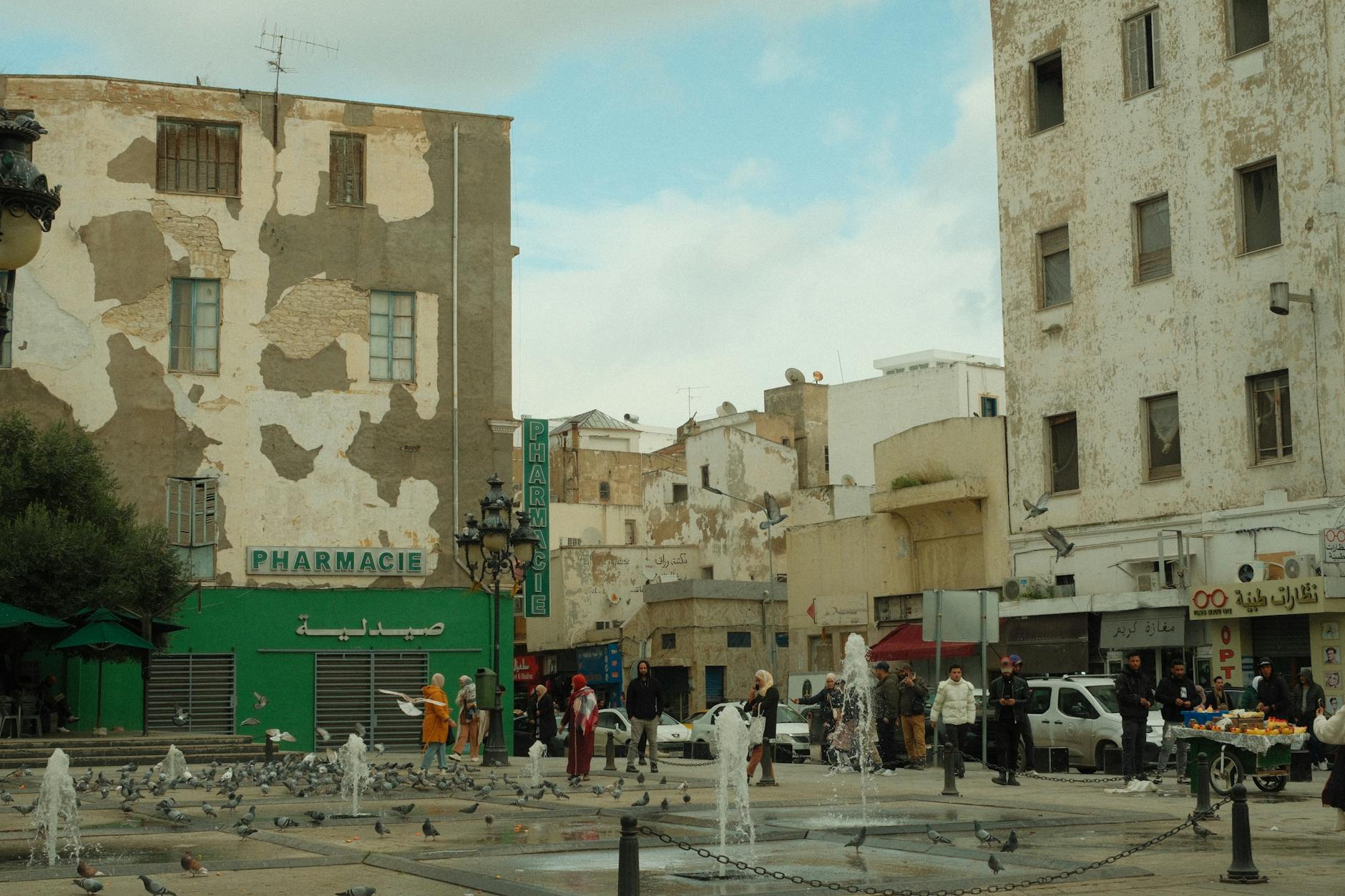 Tętniąca życiem ulica w starej tuniskiej medynie z historycznymi budynkami