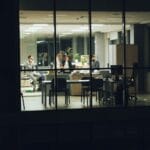 Praca zmianowa a oświetlenie w domu: jak nie zaburzyć sobie rytmu dobowego Współpracownicy pracują nocą w przeszklonym biurze