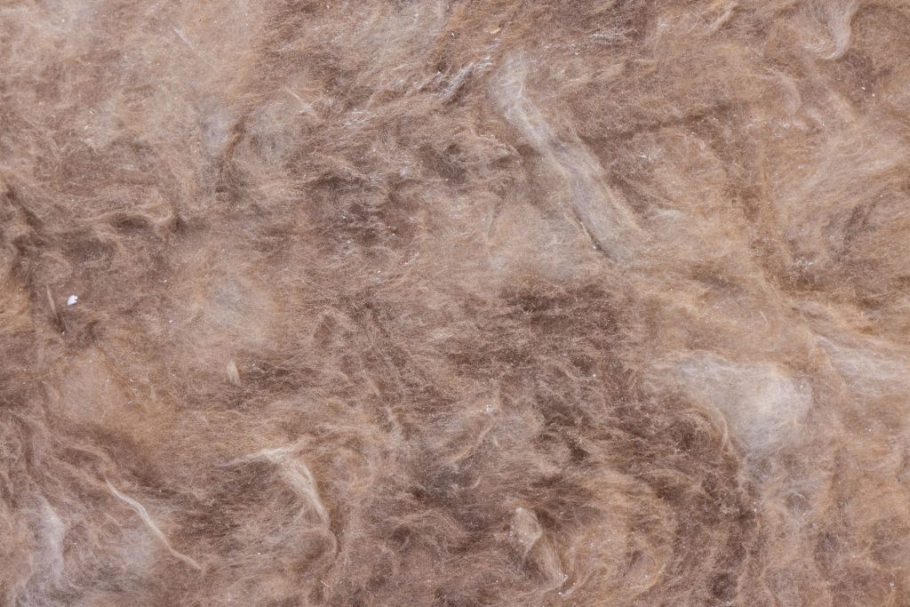 Ekologiczna izolacja akustyczna ścian: wełna drzewna, korek czy maty konopne?